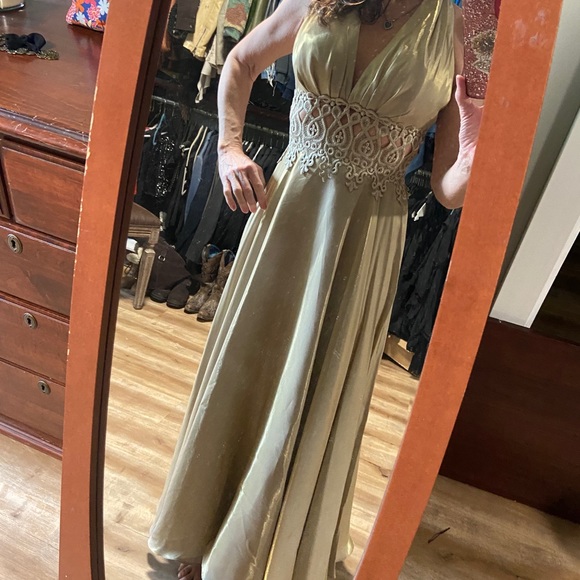 Gold formal gown - Picture 1 of 4